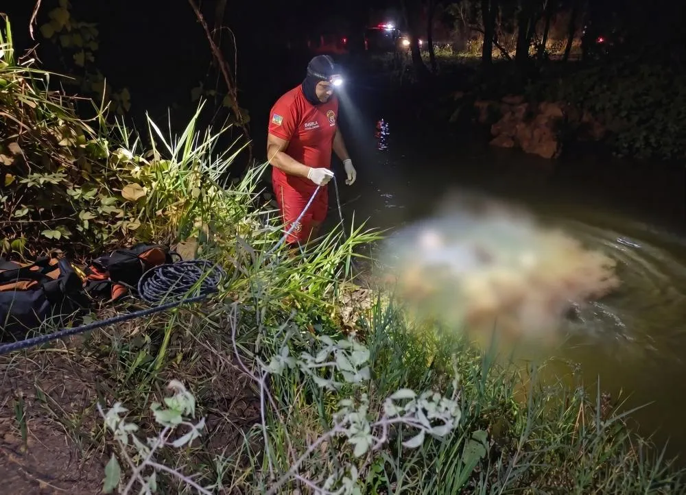 Idoso de 61 anos é encontrado morto junto de motocicleta no Rio Bateia