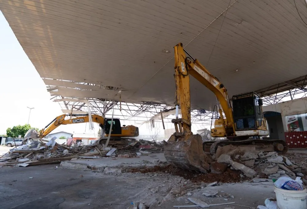 Demolição de prédio antigo marca o início das obras da nova Rodoviária Interestadual de Jaru