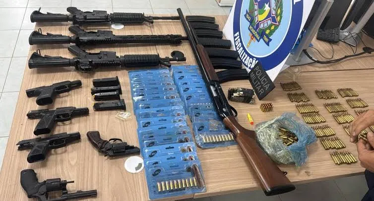 Arsenal de Guerra: Polícia apreende fuzis, pistolas e centenas de munições escondidos em caminhão na BR-364 em Vilhena