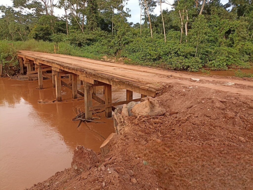 Manutenção emergencial em ponte de madeira na RO-490, em Alto Alegre dos Parecis, é realizada pelo governo de RO