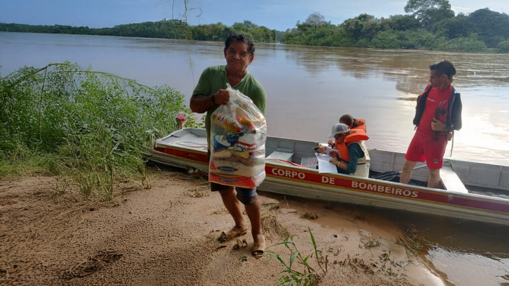 Governo de RO segue com entrega de cestas básicas e água potável para famílias atingidas pela enchente em Ji-Paraná