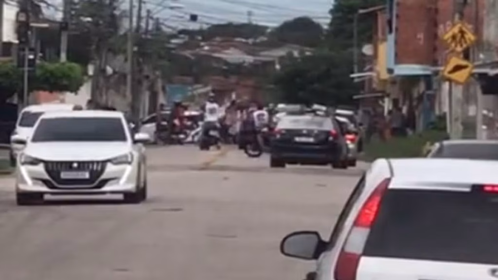 Torcedores de Fortaleza e Ceará entram em confronto durante final do campeonato estadual — Foto: Reprodução