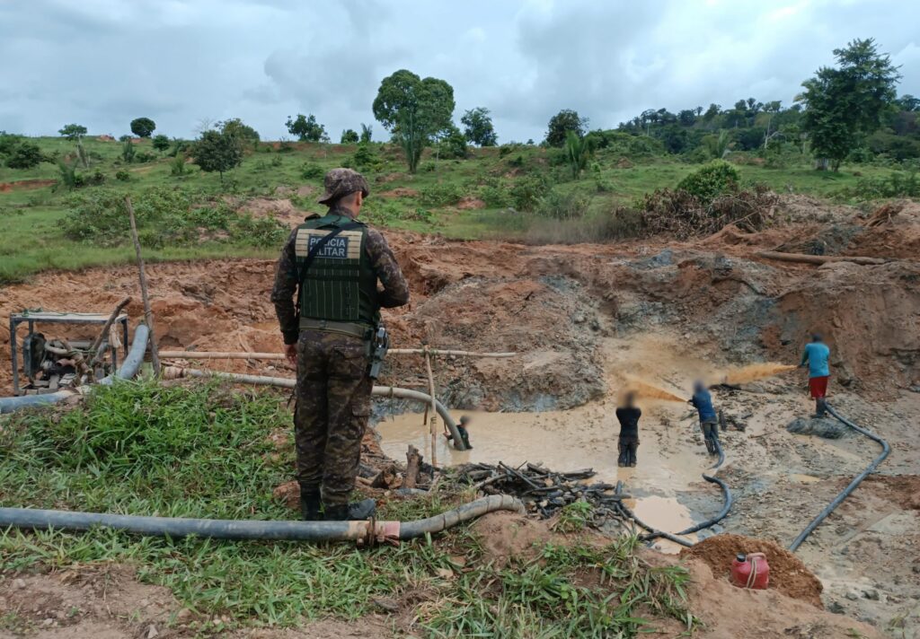 Garimpo estava em operando no mmomento da chegada das equipes