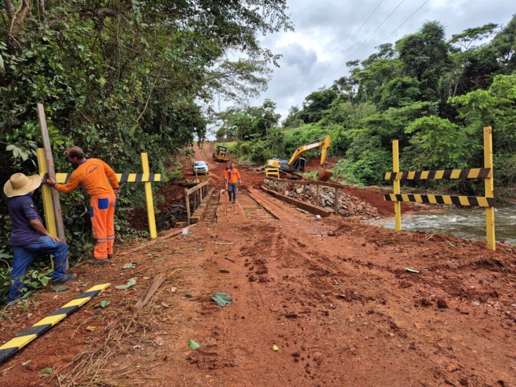 Governo de RO realiza manutenção na ponte de madeira no Rio Figueira, na RO-383, em Alta Floresta d’Oeste