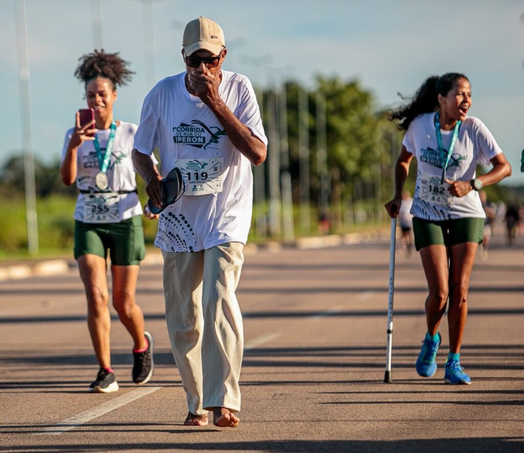 Aos 75 anos, participante finaliza corrida do Iperon e emociona com história de superação