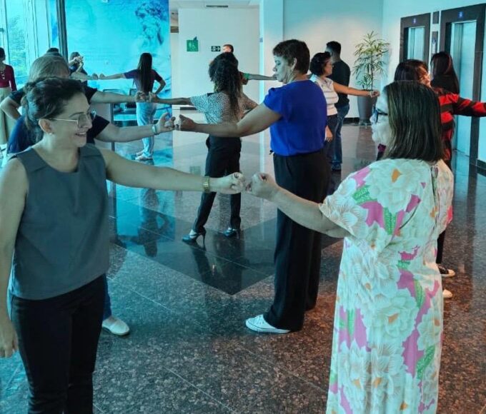 Ginástica laboral promove saúde e bem-estar entre servidores da Educação
