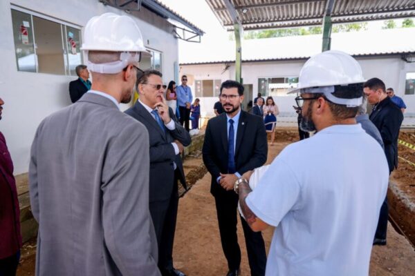 Ritmo acelerado: governador interino visita obras e destaca avanço em escola e espaço de lazer