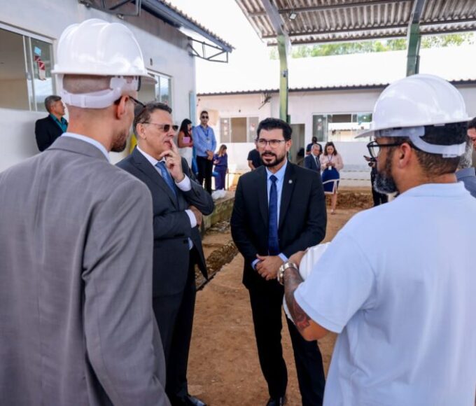 Ritmo acelerado: governador interino visita obras e destaca avanço em escola e espaço de lazer